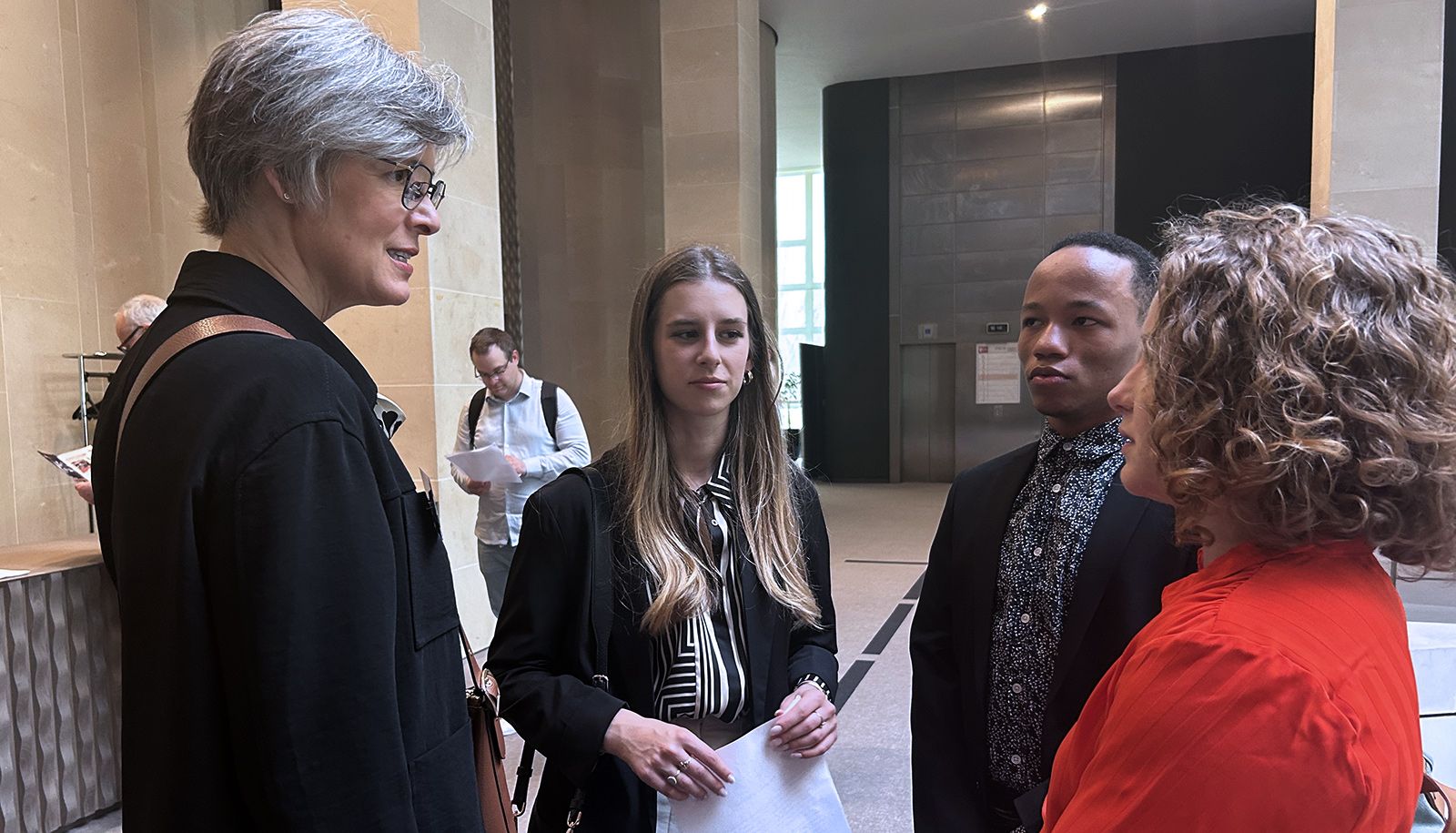 <p>Après la rencontre avec les représentants de la région Nouvelle-Aquitaine, la rectrice Sophie D'Amours s'est entretenue avec quelques étudiants de l'Université Laval associés à la Plateforme LaBoÉTIE.</p>