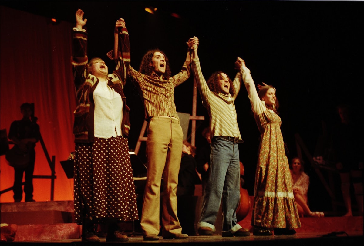 Les Treize célébraient leurs 50 années d’existence en 1999. La troupe de l’époque avait alors présenté Vive les créations collectives des années 70, qui révélait de façon très vivante l’histoire des Treize, la plus ancienne troupe de théâtre amateur du Québec. Sur la photo, Cloé Paquette, Pierre-Olivier Nadeau, Israël Gamache et Marie-Hélène Raymond.