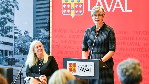 La rectrice de l'Université Laval, Sophie D'Amours, et la cheffe de la direction de Promutuel Assurance, Geneviève Fortier, lors de l'annonce.
