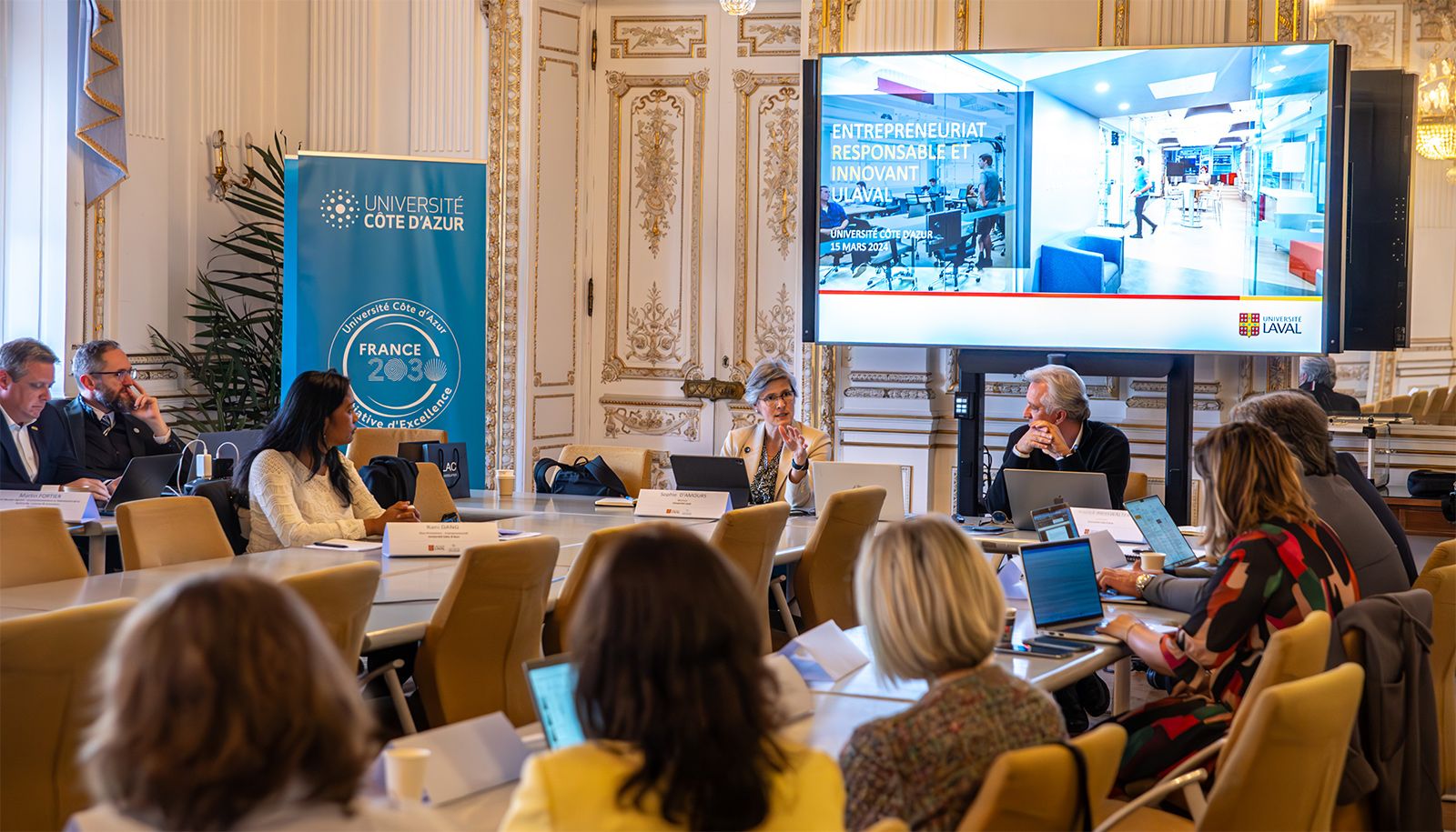 Une séance de travail conjointe animée par la rectrice Sophie D’Amours et le président d’Université Côte d’Azur, Jeanick Brisswalter, durant la visite de la délégation québécoise à Nice, les 14 et 15 mars. Un des temps forts de la visite a été la signature, le 15, d’une entente pour la diffusion en France du didacticiel Info-Critique. Cet outil a été développé à la Faculté de médecine de l’Université Laval sous la direction du professeur Michel Cauchon avec la collaboration de chercheurs d’autres établissements d’enseignement.