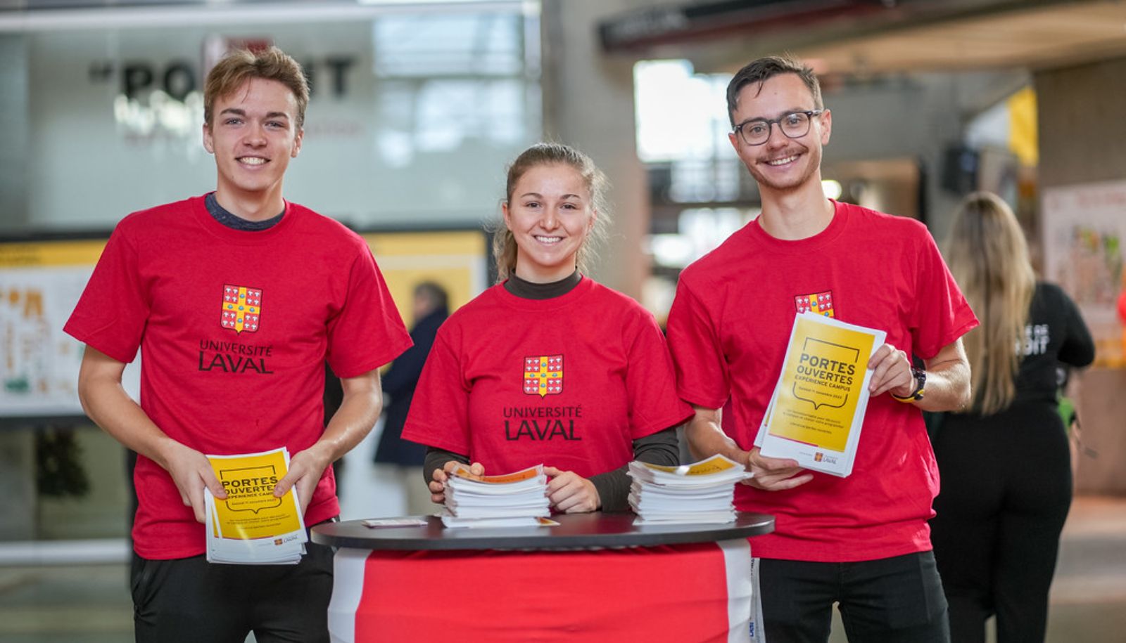 Quelque 25 ambassadrices et ambassadeurs, issus de la communauté étudiante, seront présents pour discuter avec les visiteuses et visiteurs et donner leur point de vue sur l'expérience étudiante à l'Université Laval.