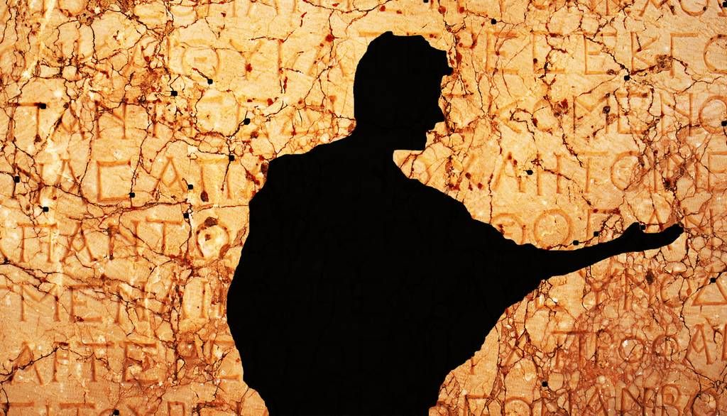 <p>Cette silhouette d’un orateur grec du passé se découpe sur un mur de pierre décoré de mots en grec ancien. Elle symbolise l’idée d’avoir l’occasion de débattre ensemble, d’arrimer la discussion à tous les citoyens et d’arriver à une vérité commune, au moyen des meilleurs arguments, pour le bien commun, à la fois individuel et collectif.</p>