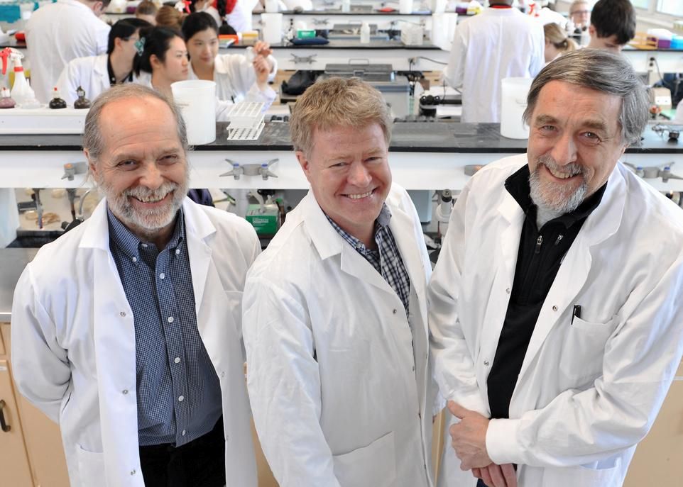 Michel Frenette, Sylvain Moineau et Luc Trudel, trois des artisans qui ont participé à l'adaptation de l'outil de recherche CRISPR-Cas pour un cours de laboratoire de premier cycle.