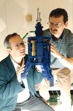 Clément Gosselin et Thierry Laliberté avec leur prototype initial, dans le Laboratoire de robotique, en mai 2006