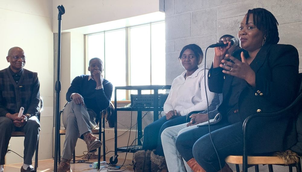 Sena Pricette Dovonou-Vinagbe, au micro, participait à un panel au pavillon Abitibi-Price, le 16 février, à l'occasion du Mois de l'histoire des Noirs