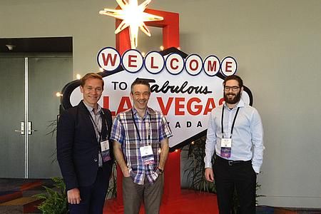 Les étudiants Aurélien Nicosia et Samuel Perreault entourent le professeur Thierry Duchesne au SAS Global Forum à Las Vegas.
