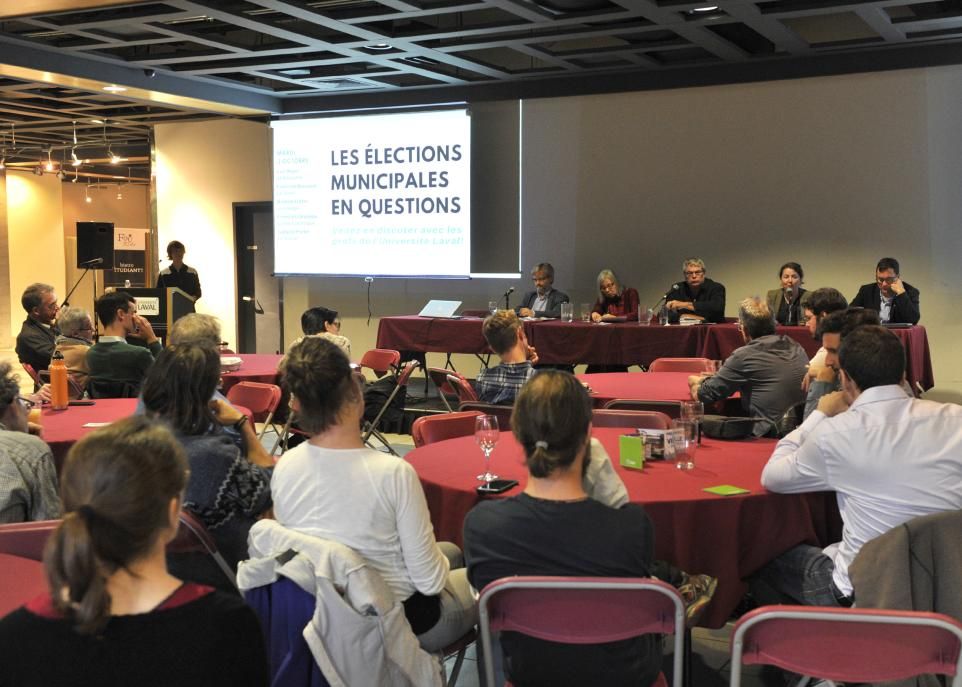 Le 3 octobre, les professeurs Luc Bégin (Faculté de philosophie), Andrée Fortin (Département de sociologie) et François Gélineau (Département de science politique) ont pu échanger avec le chroniqueur François Bourque (Le Soleil) et la journaliste Isabelle Porter (Le Devoir).