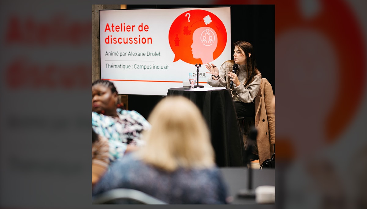 L’atelier de discussion sur la thématique du campus inclusif s’est tenu mercredi à l’atrium Jean-Guy-Paquet du pavillon Alphonse-Desjardins. Alexane Drolet, journaliste à Radio-Canada, a assuré l’animation de la rencontre.