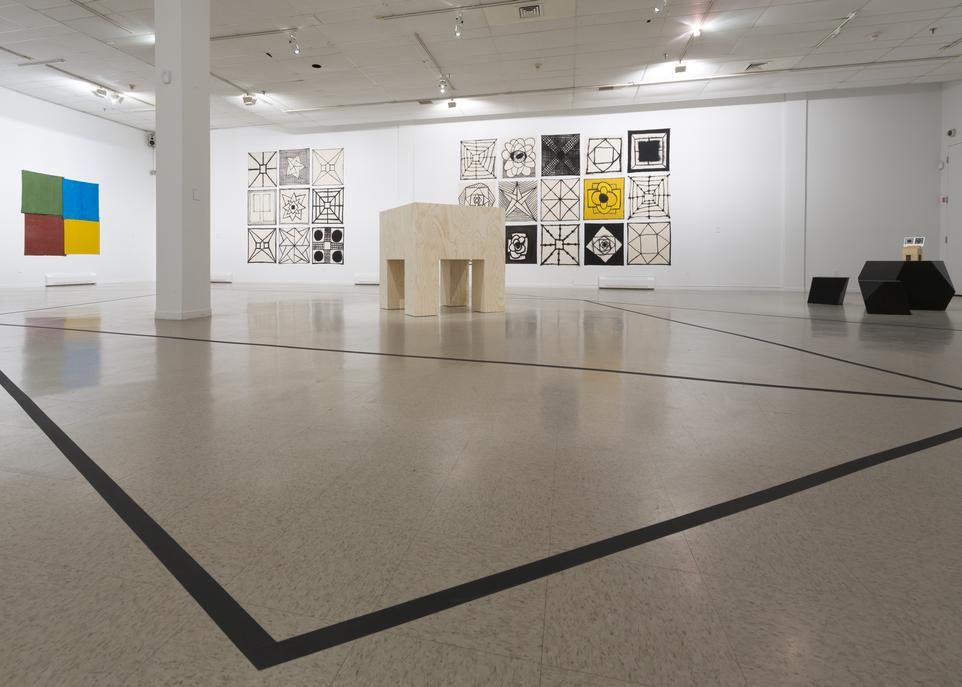 L'exposition Cartes sur table est née d'une résidence de recherche au Musée McCord, où l'artiste s'est intéressée aux configurations des plateaux de jeux de société.