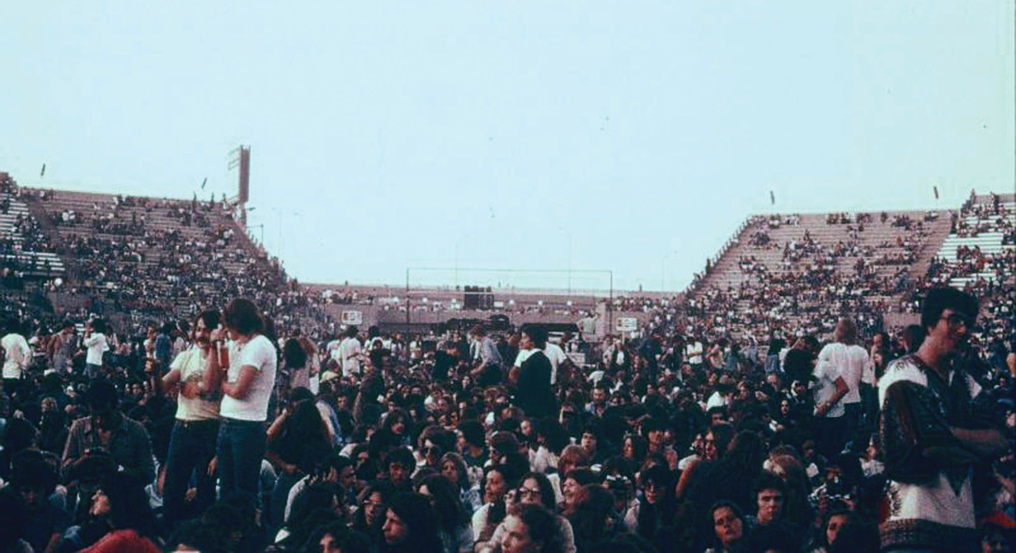 <p>Des spectateurs attendent le début du concert de Pink Floyd à l'Autostade de Montréal, le 26 juin 1975. Ce concert était considéré à l'époque comme le plus important événement du genre jamais présenté au pays.</p>