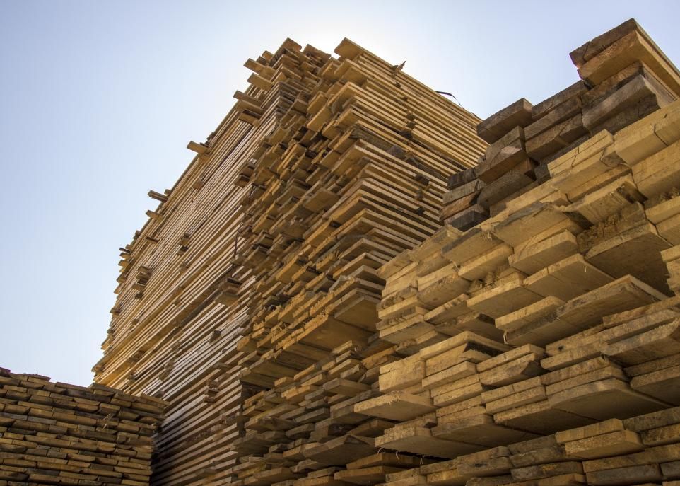 Un séchoir de dimension moyenne peut accueillir environ 160 paquets de bois à la fois. Ils sont regroupés par catégories de produits et par essences selon le temps de séchage requis. Pour un plan couvrant quelques semaines d'opération du séchoir, il y a plus de combinaisons possibles de paquets qu'il y a d'atomes dans l'Univers.
