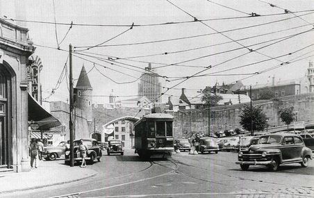 Un tramway circulant à la place d'Youville de Québec, en 1946. Ce moyen de transport, associé aux pauvres et aux vieillards, en était alors à ses dernières années.