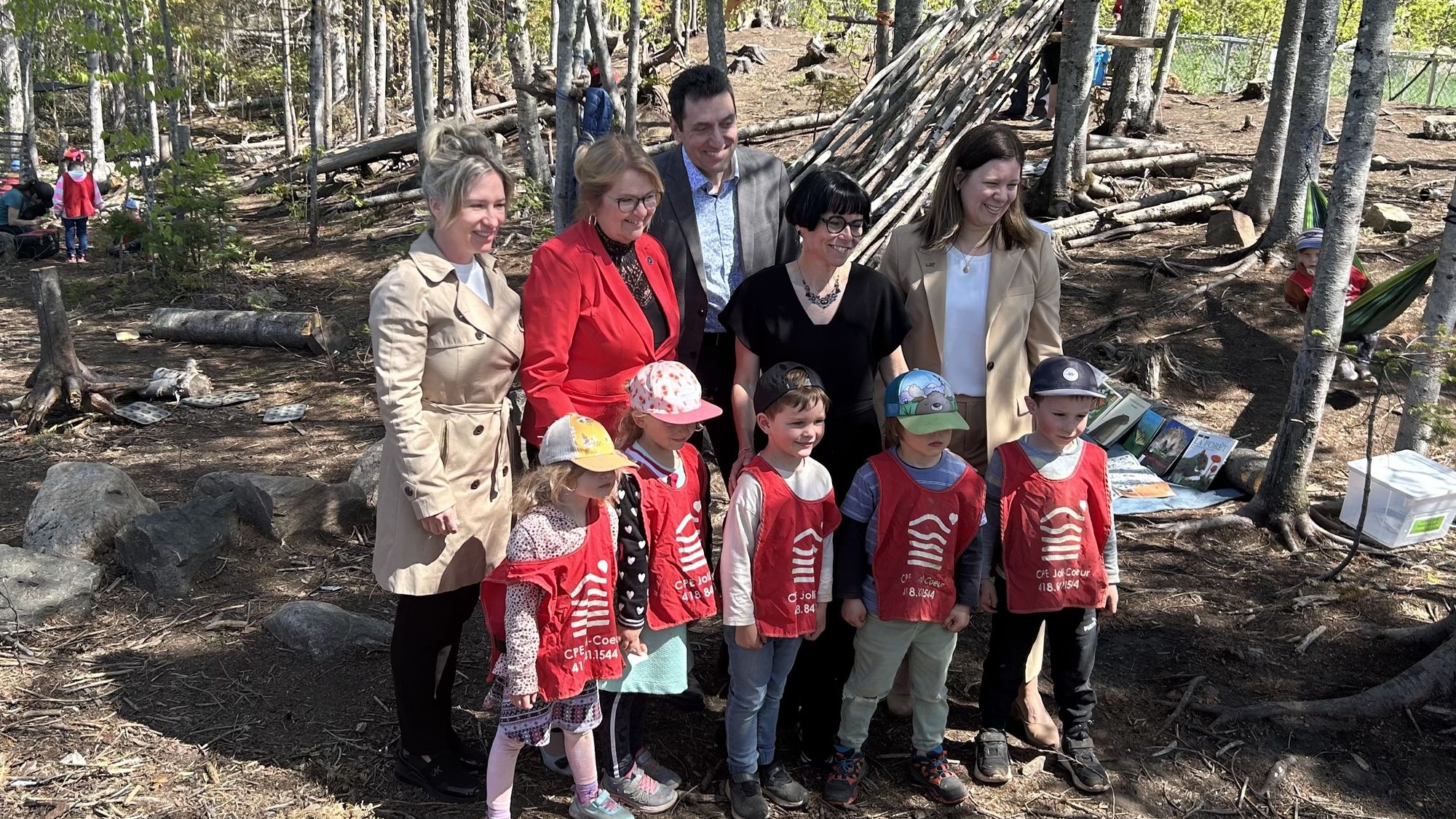 <p>De gauche à droite : Eugénie Brouillet, vice-rectrice à la recherche, à la création et à l’innovation de l’Université Laval, Suzanne Roy, ministre de la Famille, Sandro Di Cori, directeur général de l’Association québécoise des centres de la petite enfance, Caroline Bouchard, directrice de l’UMR et professeure titulaire à la Faculté des sciences de l’éducation de l’Université Laval et Anabelle Viau-Guay, doyenne de la Faculté des sciences de l’éducation de l’Université Laval. lls sont accompagnés de quelques enfants du CPE Joli-Coeur, Installation de la montagne au Lac-Beauport. </p>