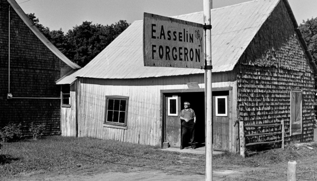 Émile Asselin à sa forge de Saint-François, sur l'île d'Orléans.