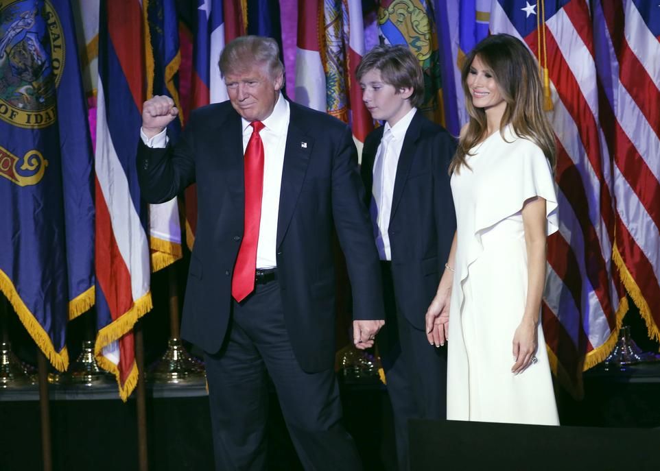 Donald Trump, accompagné de son fils Barron et de sa femme Melania, lors de la soirée électorale présidentielle, au Hilton Midtown de New York.