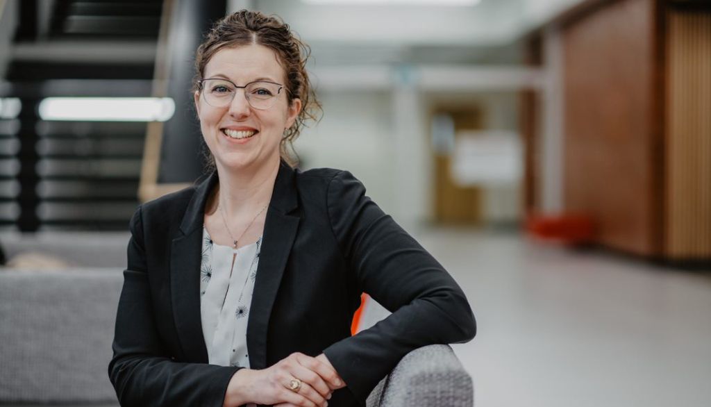 <p>L'avocate et professeure de droit Cinthia Duclos, très préoccupée de la protection des consommateurs, dirige le nouveau Laboratoire en droit des services financiers.</p>