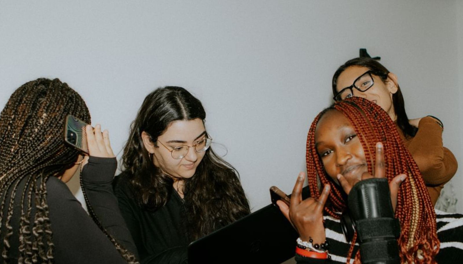 L’étudiante Perla Hayek, au centre, en compagnie de quelques jeunes ayant participé à son projet de recherche. 