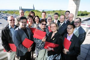 Des membres de la cohorte no 6 présents lors de la cérémonie de fin de programme, le 17 mai au pavillon Alphonse-Desjardins. À l'avant: Rémy Lambert, Johanne Morneau, Marie Audette et Trung Khoa Vo; au centre: René Bousquet, Jenny Lower, Loubna Ghaouti, Marie Godbout, André Raymond et Michel De Waele; à l'arrière: Pierre-Mathieu Charest, Monique Meilleur, Denis Légaré, Roger Weber, Ricardo Codina et Sébastien Bédard.