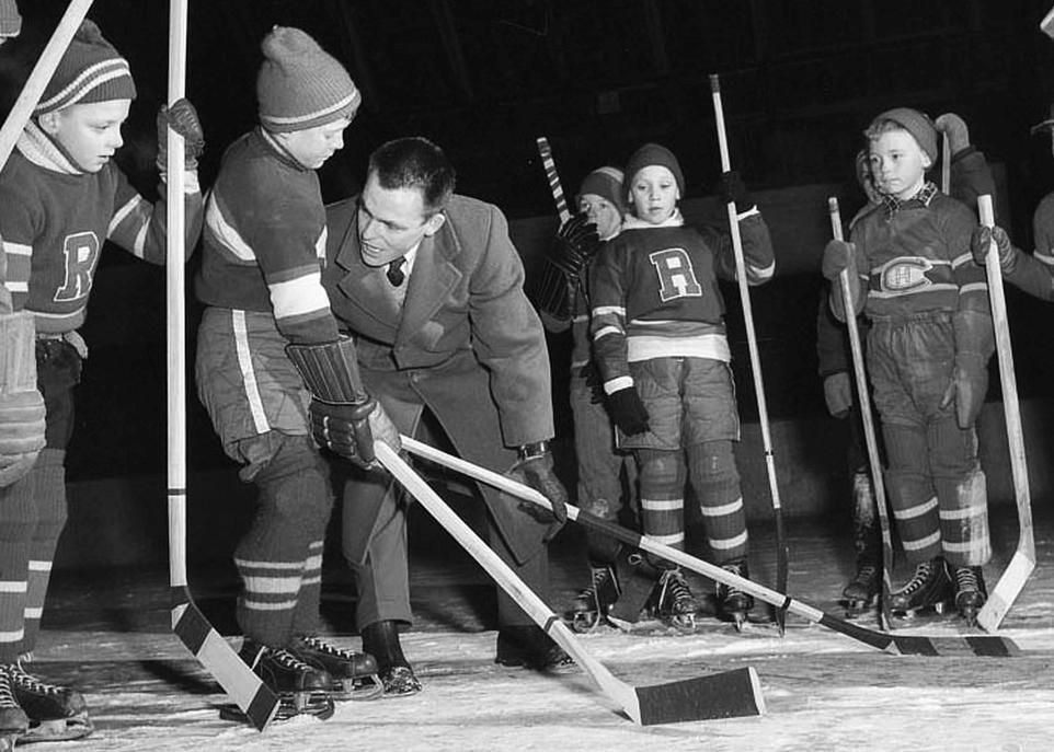 On a longtemps cru qu'il était indispensable d'enseigner la mise en échec aux jeunes joueurs pour favoriser leur développement global. Les recherches menées sur le sujet indiquent qu'aux niveaux pee-wee et bantam la mise en échec est la principale cause de blessures, surtout des blessures à la tête, et qu'elle ne favorise pas le développement des habiletés offensives des jeunes hockeyeurs.