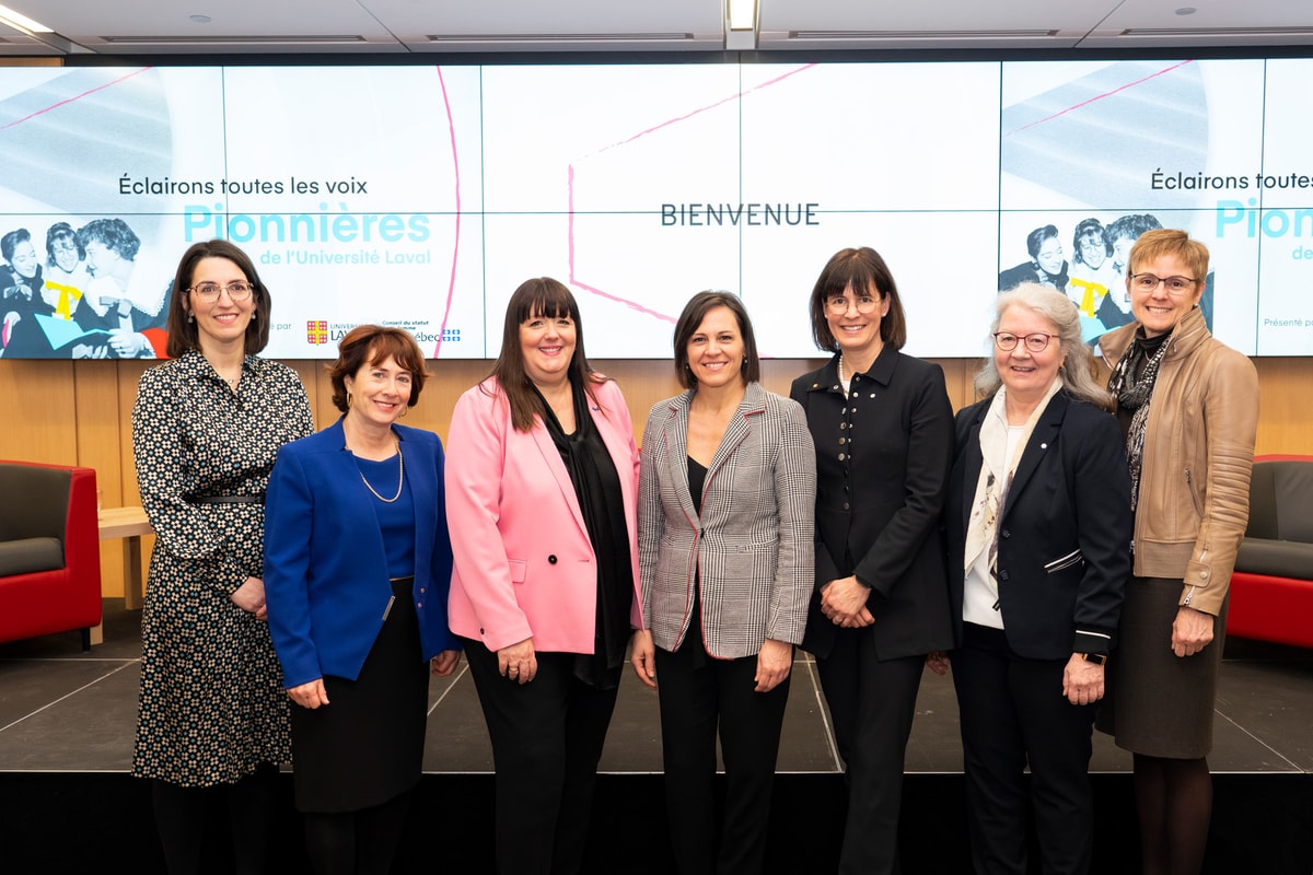 En marge de la matinée-conférence du 9 mars au pavillon La Laurentienne (de gauche à droite): la professeure Colette Brin et la professeure Louise Provencher, suivies de la présidente du Conseil du statut de la femme, Louise Cordeau, de la ministre déléguée à l’Éducation et ministre responsable de la Condition féminine, Isabelle Charest, de la rectrice Sophie D’Amours, et des professeures Claire Deschênes et France Légaré.