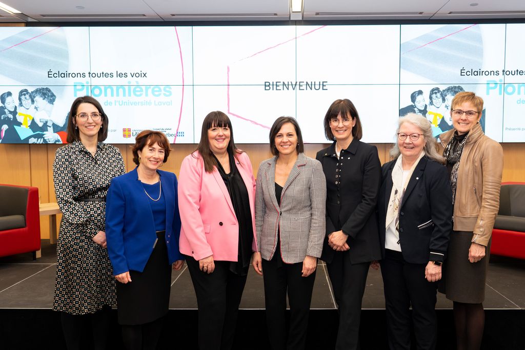 En marge de la matinée-conférence du 9 mars au pavillon La Laurentienne (de gauche à droite): la professeure Colette Brin et la professeure Louise Provencher, suivies de la présidente du Conseil du statut de la femme, Louise Cordeau, de la ministre déléguée à l’Éducation et ministre responsable de la Condition féminine, Isabelle Charest, de la rectrice Sophie D’Amours, et des professeures Claire Deschênes et France Légaré.