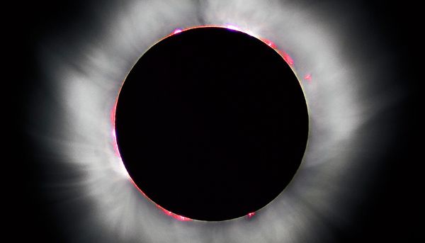 Cette photo prise lors d'une éclipse solaire totale permet de voir la chromosphère, en rose, et la couronne, en blanc, du Soleil. La Lune et le Soleil ont une même taille apparente à partir de la Terre, ce qui permet une occultation totale. Une telle conjonction n'existe sur aucune autre planète dans notre système solaire.