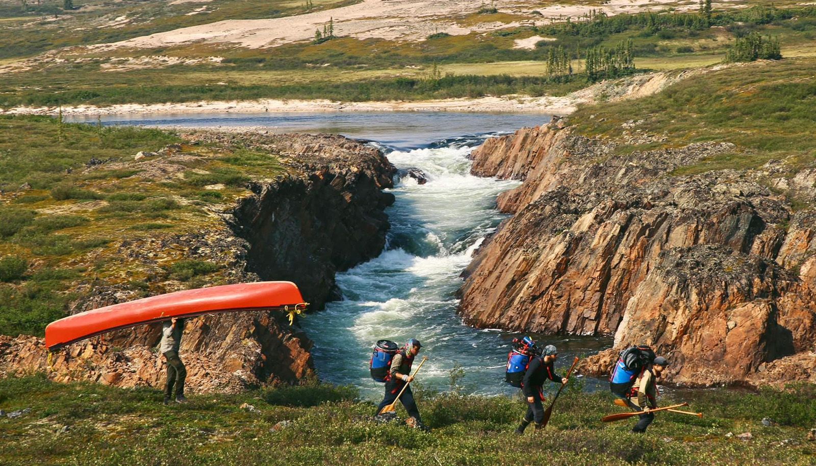 Un long portage pour contourner le canyon Dickson sur la rivière Hanbury, dans les Territoires du Nord-Ouest, à la fin juillet.