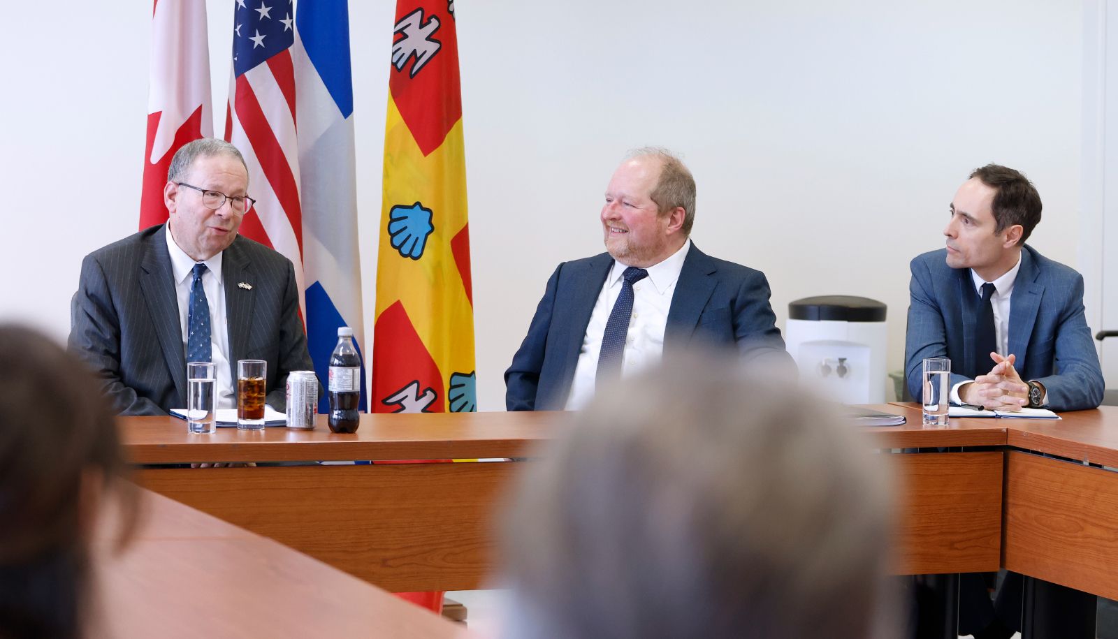 L’ambassadeur des États-Unis au Canada, David L. Cohen, le professeur de la Faculté de droit, Richard Ouellet, et le directeur de l'École supérieure d'études internationales, Jonathan Paquin, lors de la visite le 15 janvier.