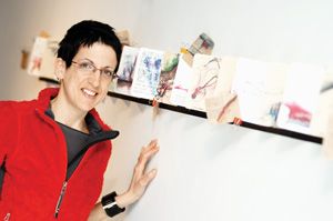Isabelle Clermont et son carnet déplié.