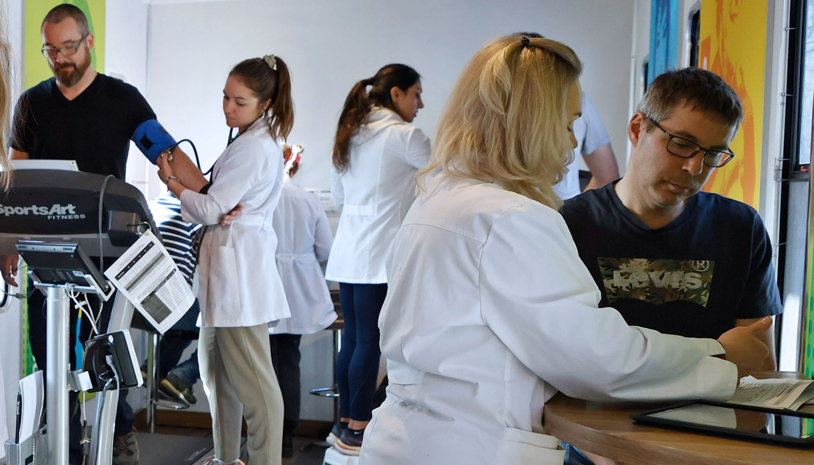 <p>Dans une unité mobile sur le campus, des employés se prêtent à une évaluation de leur santé globale, qui leur fournit sur place un bilan confidentiel et personnalisé, incluant un profil des lipides sanguins et de leur glycémie, la qualité de leur alimentation, leur capacité cardiorespiratoire à l’effort, leur composition corporelle, ainsi que leur niveau de stress et d’anxiété. </p>