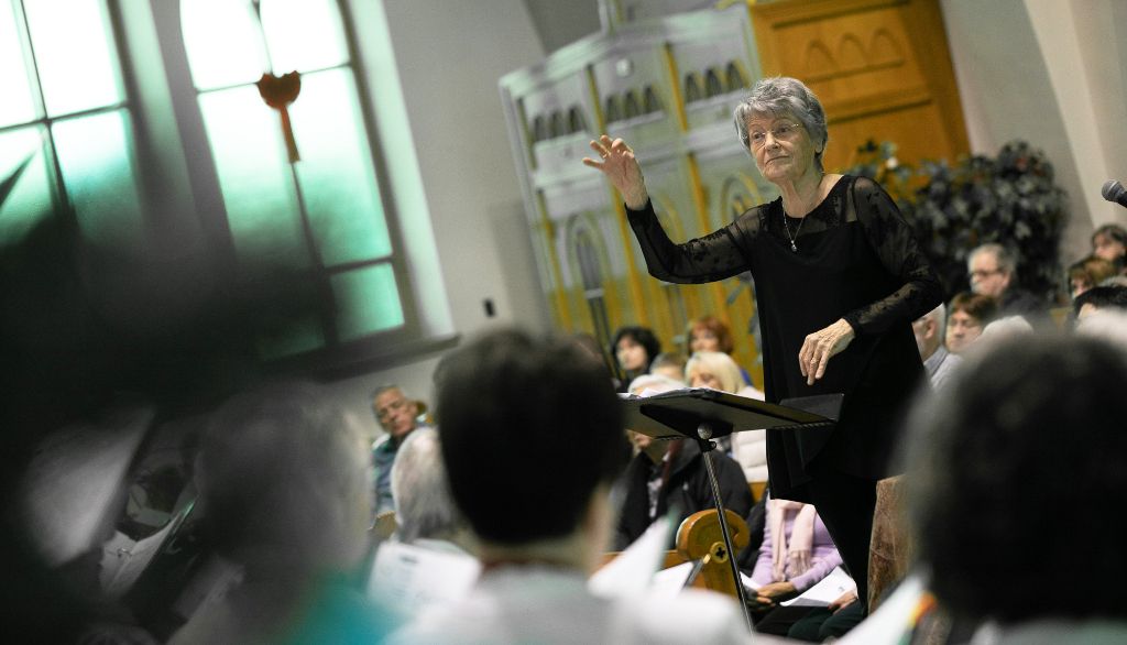 Chantal Masson-Bourque dirige le Chœur des aînés de l’Université Laval depuis 1987. On la voit ici durant le concert de Noël de l'ensemble, le 8 décembre à l’église Sainte-Monique.