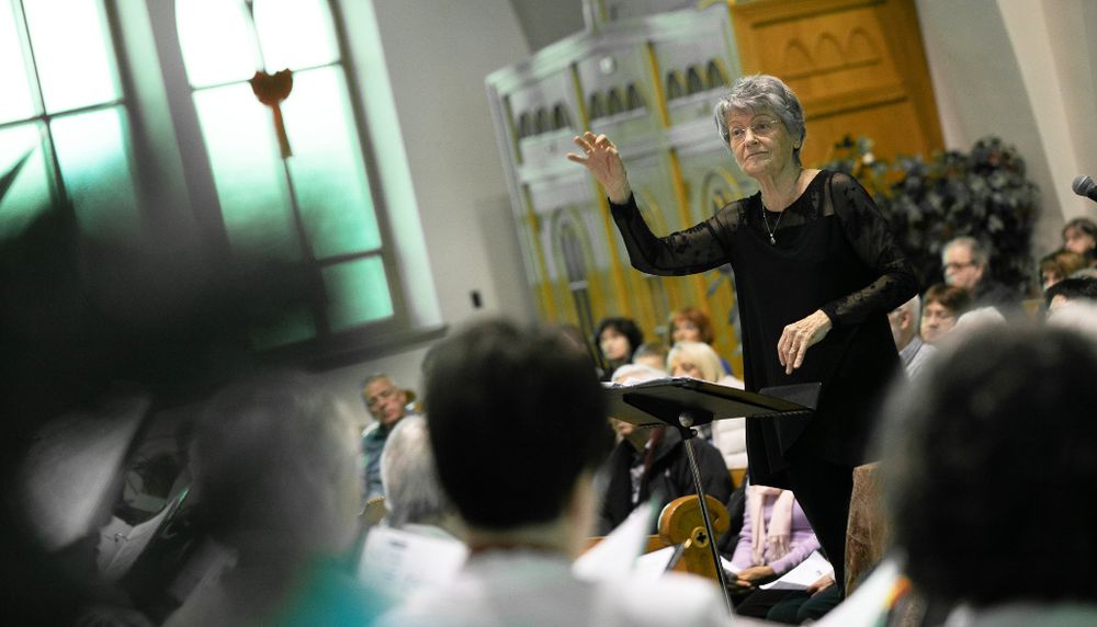 <p>Chantal Masson-Bourque dirige le Chœur des aînés de l’Université Laval depuis 1987. On la voit ici durant le concert de Noël de l'ensemble, le 8 décembre à l’église Sainte-Monique.</p>