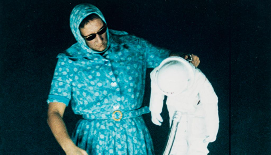 <p>Robert Lepage dans sa pièce La Face cachée de la lune, présentée du 29 février au 29 mars 2000 au Trident.</p>