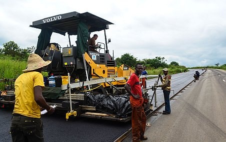 Au moins 20% de la croissance économique africaine serait due aux investissements chinois. Ceux-ci financent notamment la construction de routes. Ici, des travailleurs congolais avec un opérateur de machinerie lourde chinois. 
