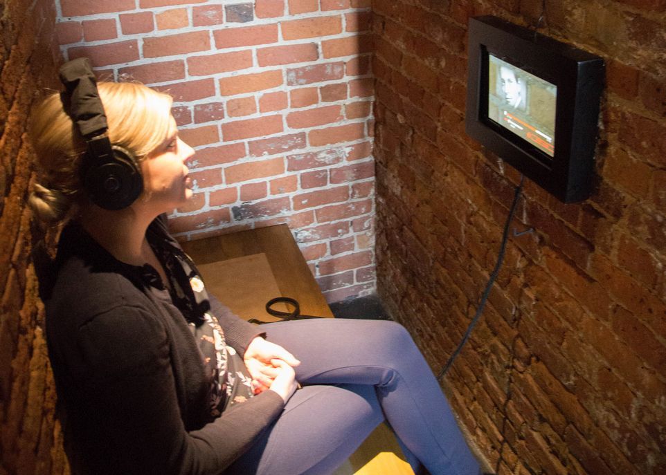 Coincés dans une cellule exiguë, les visiteurs du Musée national des beaux-arts du Québec peuvent se plonger dans l'univers de cette ancienne prison qui a été en activité jusqu'en 1970.