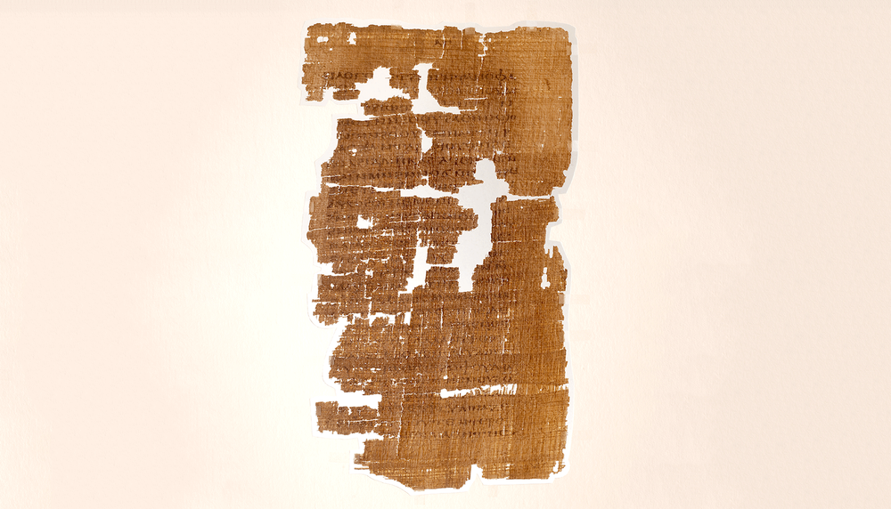 Photo de la première page de l’Évangile de Judas après sa restauration. Ce manuscrit en langue copte sur papyrus fait partie du codex Tchacos découvert au début des années 1970 en Égypte. La traduction du texte apocryphe par le professeur Louis Painchaud est la plus récente, peu importe la langue, et est basée sur la recherche la plus à jour.