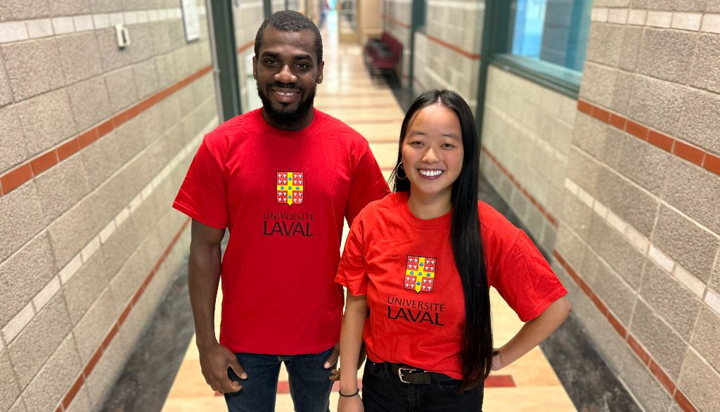 Gaspard Octeus et Jana Plourde font partie de la vingtaine d'étudiants employés formés par le Bureau de la vie étudiante pour faciliter l'arrivée des gens de l'international.
