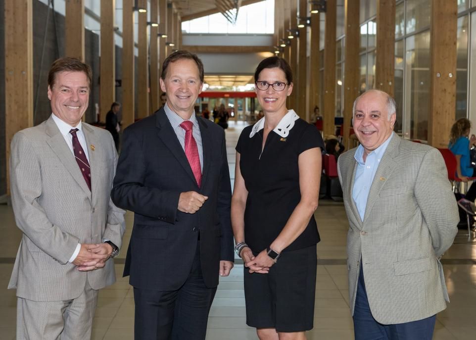 Yves Bourget, président-directeur général de La Fondation de l'Université Laval, Germain Lamonde, président du conseil d'administration et fondateur de l'entreprise EXFO, Sophie D'Amours, rectrice de l'Université Laval, et Nadir Belkhiter, doyen par intérim de la Faculté des sciences et de génie.