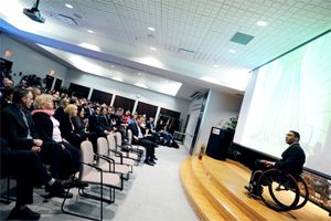 Dean Bergeron, médaillé paralympique, actuaire et diplômé de l'Université a ouvert la soirée avec une conférence haute en émotion portant sur le parcours de sa vie.