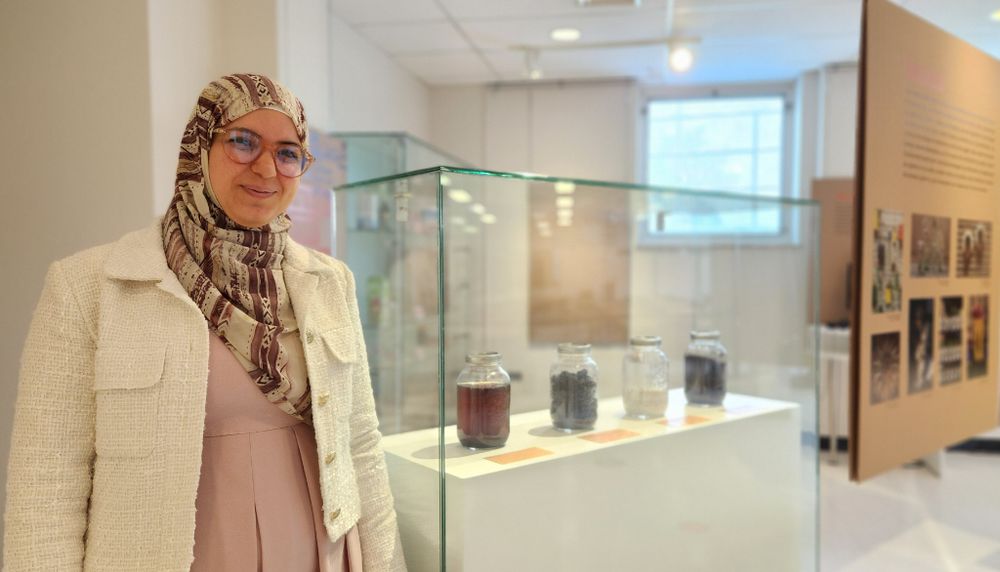 Amal Hmaissia, au cœur de l'exposition, nous montre le digestat qui provient de son laboratoire.