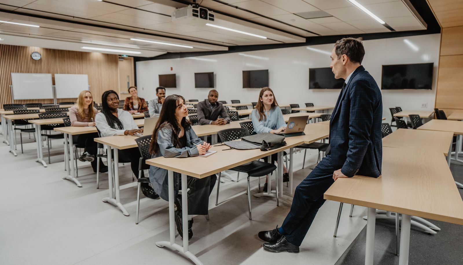 <p>Le professeur Paquin apprécie la proximité avec ses étudiantes et étudiants.</p>