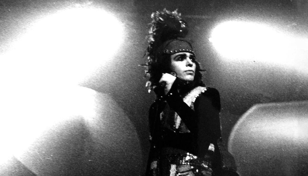 <p>Peter Gabriel, le chanteur de Genesis, interprétant Dancing with the Moonlit Knight.</p>