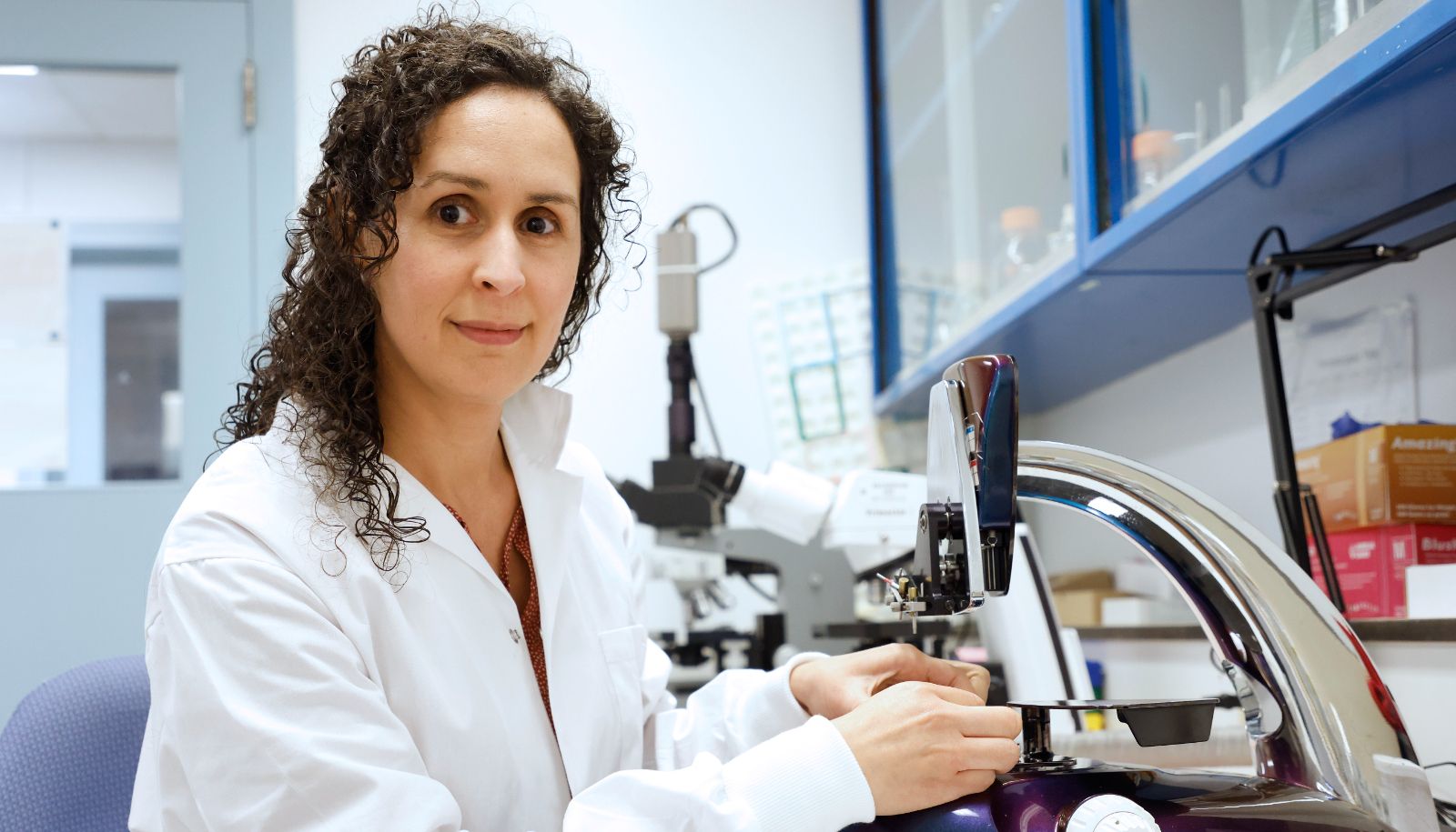 Kaoutar s’intéresse à l’efficacité d’un traitement anti-œstrogène utilisé pour les cancers du sein hormonodépendants et l’influence du tissu adipeux mammaire.