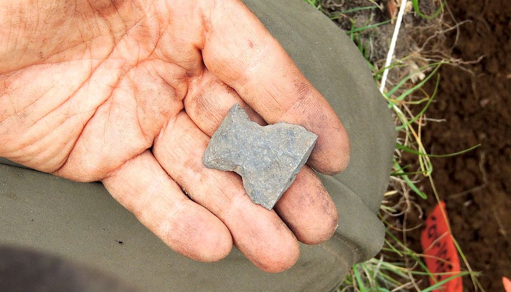 Fragment proximal de pointe de projectile en pierre datant de l’Archaïque récent (4000 à 3000 ans avant aujourd’hui) et découvert sur l'un des sites archéologiques de Nominingue.