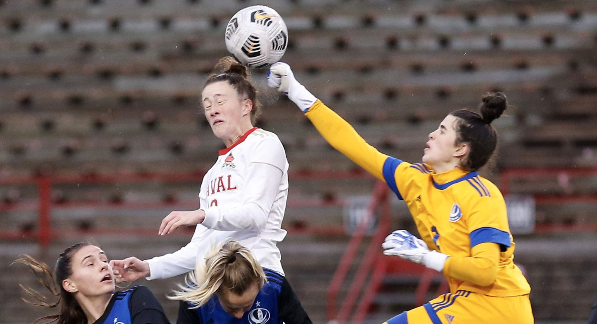 Léa-Jeanne Fortier, du club de soccer Rouge et Or, lors d'un match contre les Carabins de l'Université de Montréal.