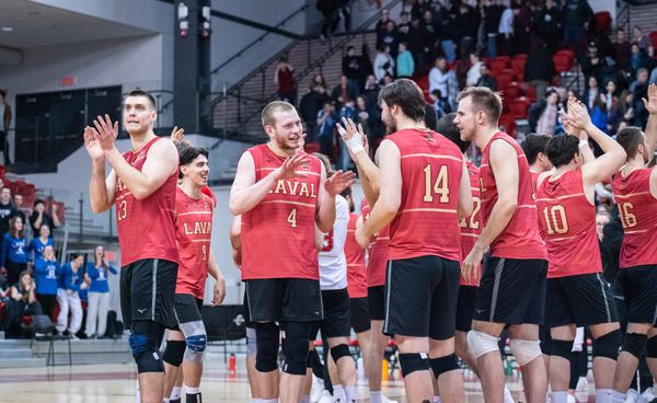 Des joueurs de l’équipe masculine de volleyball Rouge et Or de l'Université Laval.