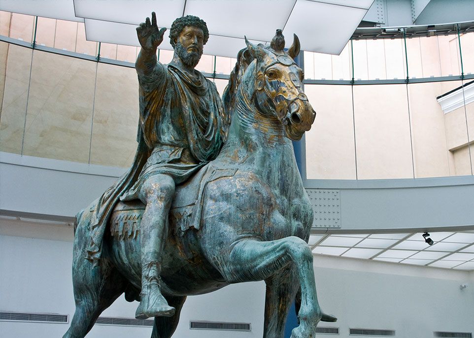 <p>À Rome, les musées du Capitole abritent la seule statue équestre en bronze de l’Antiquité romaine à être parvenue jusqu'à nous, celle de Marc Aurèle. Ce philosophe stoïcien a dirigé l’Empire romain durant 19 ans.</p>