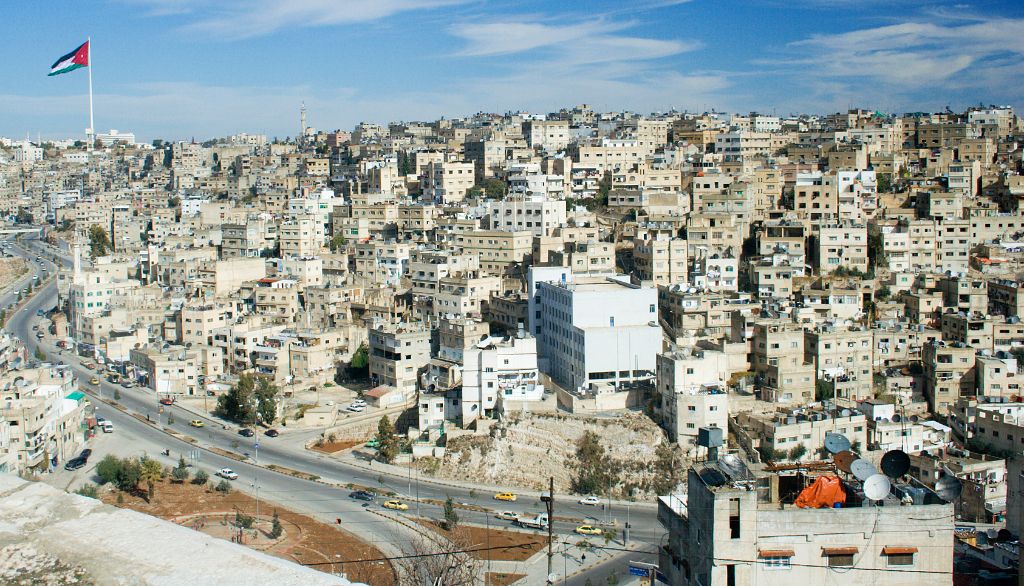 <p>La capitale de la Jordanie, Amman, reçoit à peine 25cm d'eau par année. Le volume d'eau potable par personne va diminuer de 50% d'ici la fin du siècle.</p>