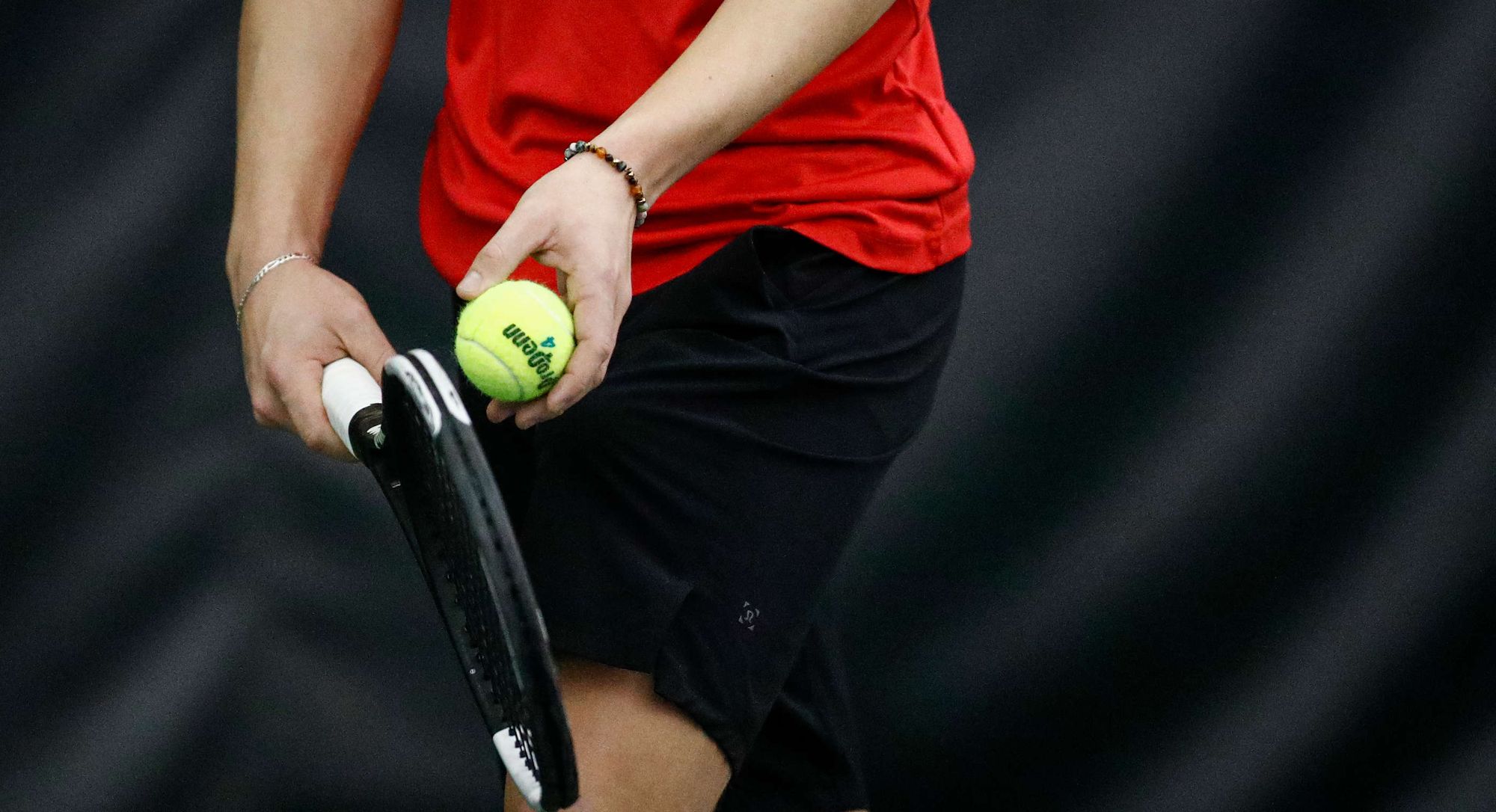Un joueur du club de tennis Rouge et Or.