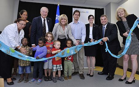 De gauche à droite: Claire Sénéchal, directrice du CPE Le Petit Campus, Jessica Chrétien, directrice adjointe à l'administration du CPE La Petite Cité, le recteur Denis Brière, Francine Charbonneau, ministre de la Famille, Thierry Bouchard-Vincent, président de la CADEUL, Line Simoneau, présidente du conseil d'administration du CPE La Petite Cité, Sébastien Proulx, député de la circonscription de Jean-Talon, Josée Germain, vice-rectrice à l'administration et aux finances, en compagnie de quelques enfants.